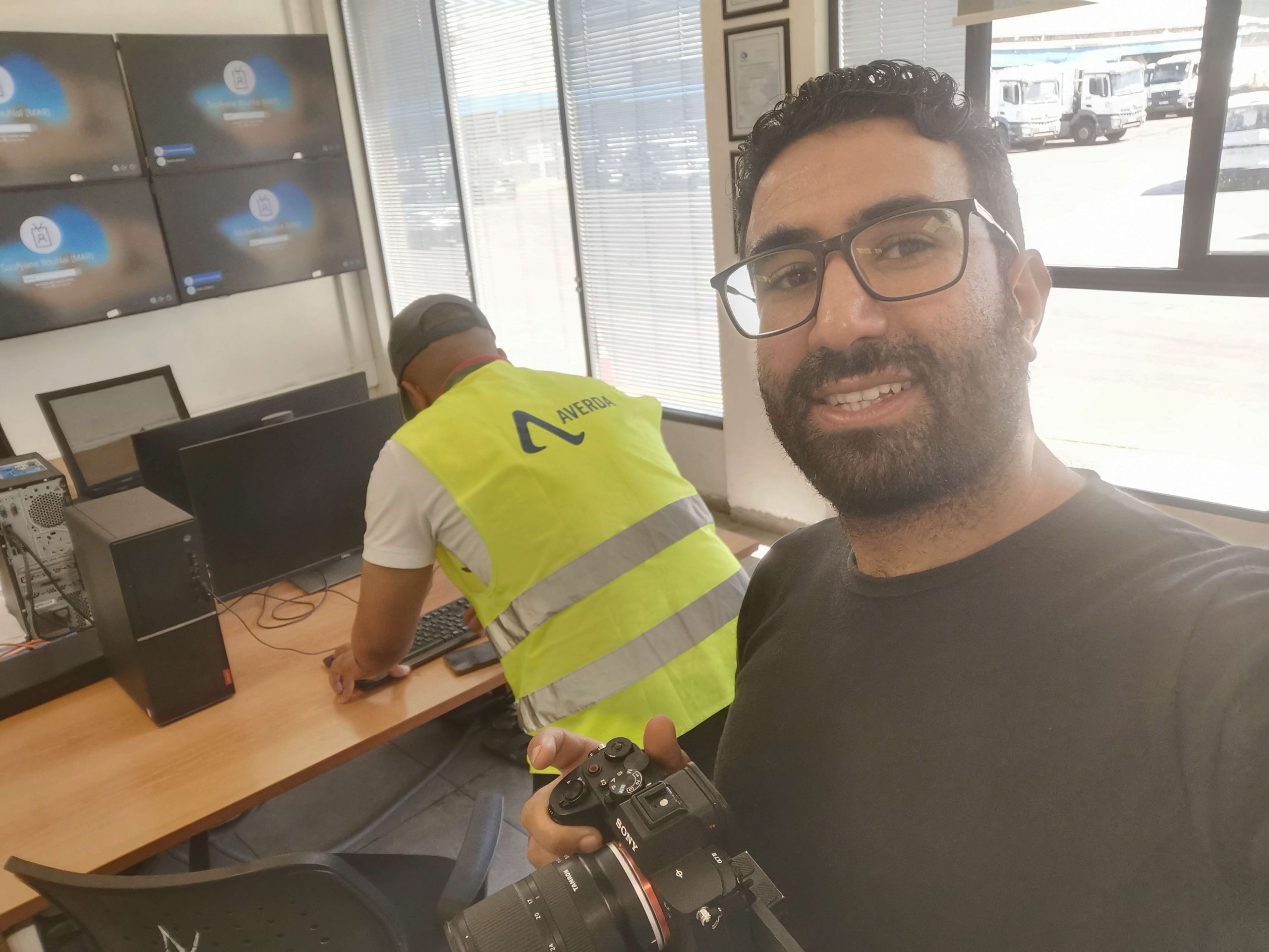 Cadreur au travail sur un projet vidéo